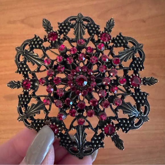 Brooch with red “stones” and matching pierced earrings - Picture 10 of 12